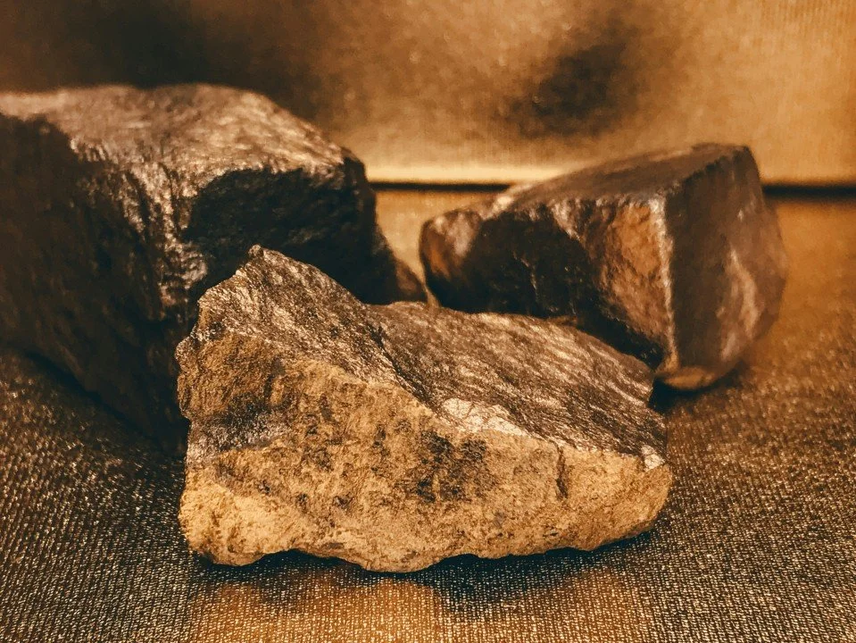 Pieces of gold-bearing ore